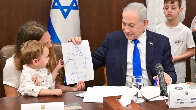 Watch: Netanyahu draws with fallen soldier’s son