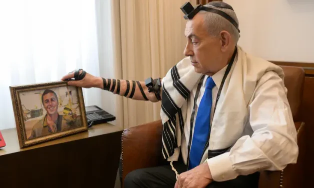 Netanyahu dons tefillin of lone soldier who fell in Operation Protective Edge