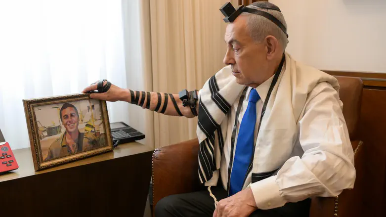 Netanyahu dons tefillin of lone soldier who fell in Operation Protective Edge