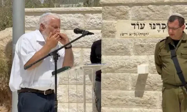 Otniel Military Cemetery: Rabbi Kalmanson plays harmonica by son’s grave