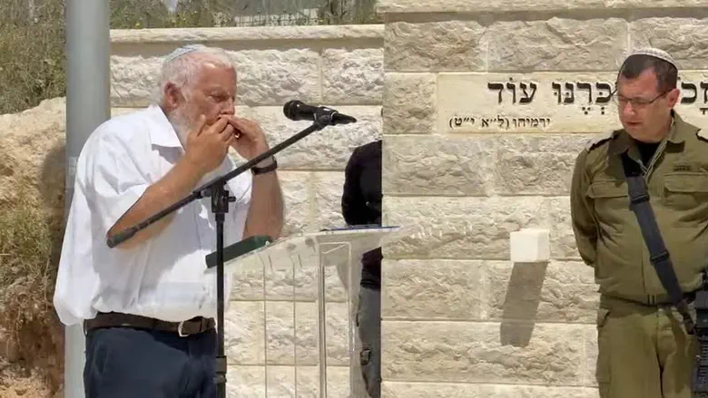 Otniel Military Cemetery: Rabbi Kalmanson plays harmonica by son’s grave