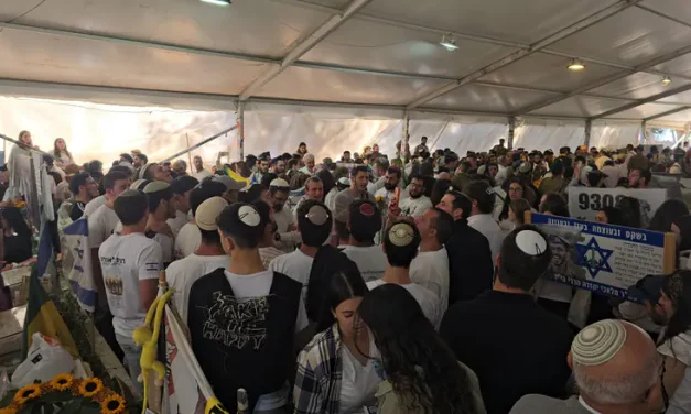 Watch: Students of Rabbi Avi Goldberg sing together at his grave