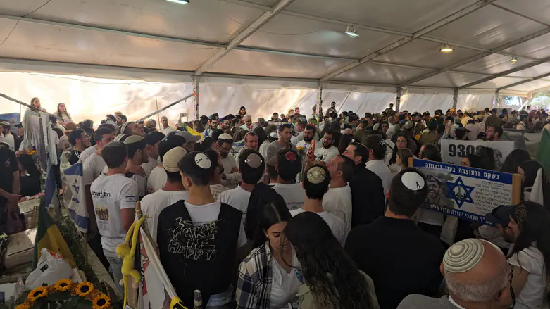 Watch: Students of Rabbi Avi Goldberg sing together at his grave