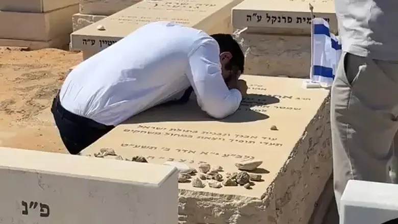 Minister Waserlauf broke down in tears at his rabbi’s grave