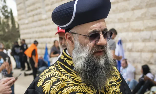 Saga ends: Rabbi Zionov drops controversial Chief Rabbi look