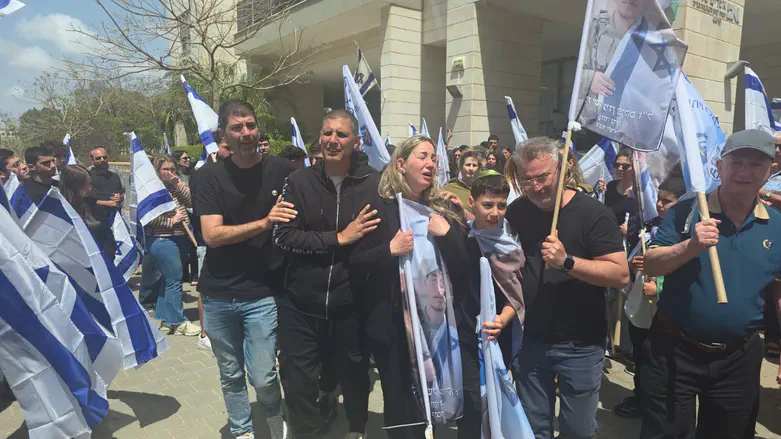 ‘What a gem we lost’: Hundreds accompany the family of fallen soldier