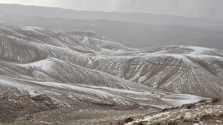Spectacular footage: Hail covers the hills of Arad