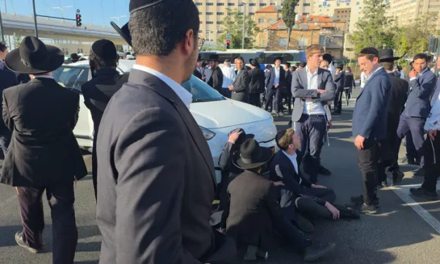 Extremist haredi rioters block entrance to Jerusalem