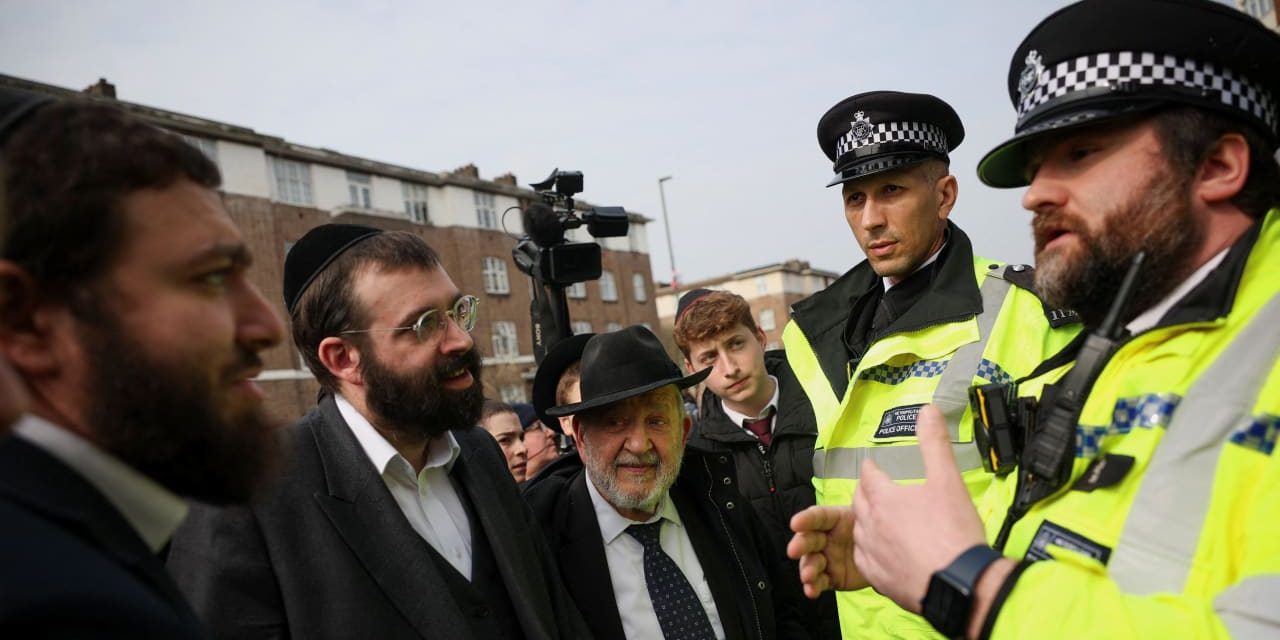 Masked men hurl firebombs at London synagogue in attempted arson attack
