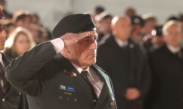 WATCH: Israelis gathers at Western Wall to comemmorate National Remembrance Day