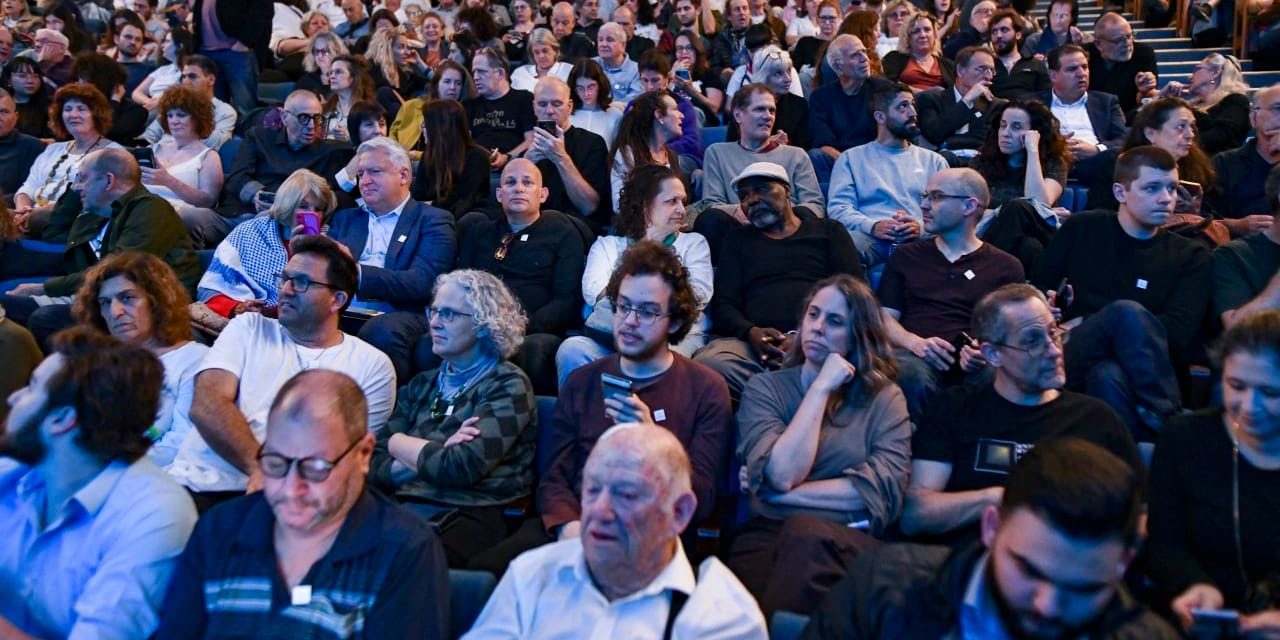 Right-wing activists disrupt joint Israeli-Palestinian Remembrance Day ceremony in Tel Aviv