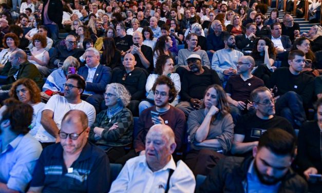Right-wing activists disrupt joint Israeli-Palestinian Remembrance Day ceremony in Tel Aviv