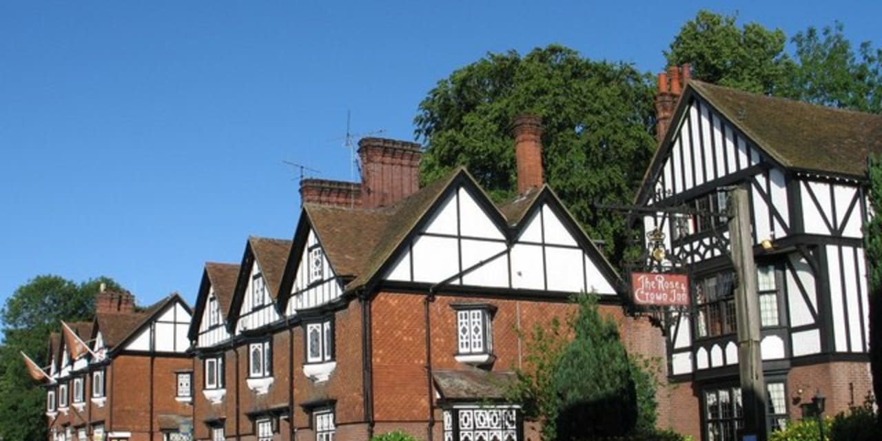 Hertfordshire Jewish-owned shop door set on fire, graffitied amid UK arson spree