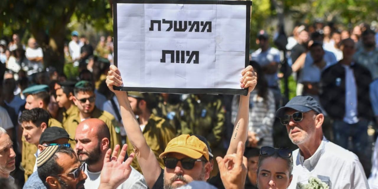 Netanyahu heckled at Memorial Day ceremony as bereaved families grasp for comfort