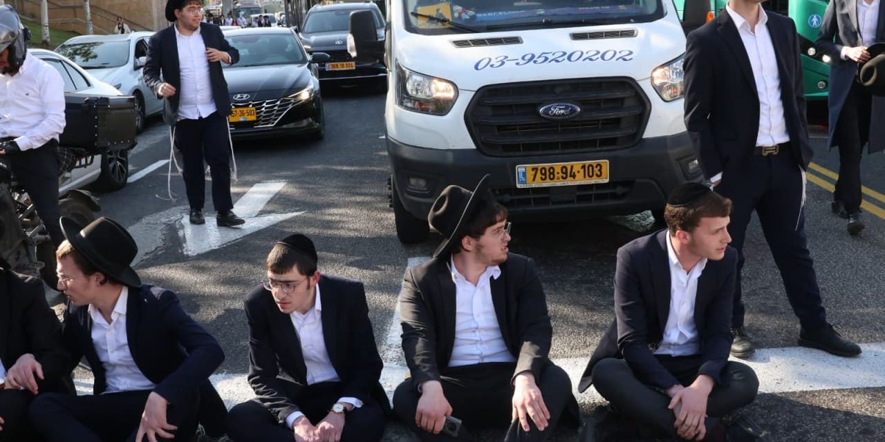WATCH: Anti-draft haredi Jerusalem Faction holds protest at Chords Bridge