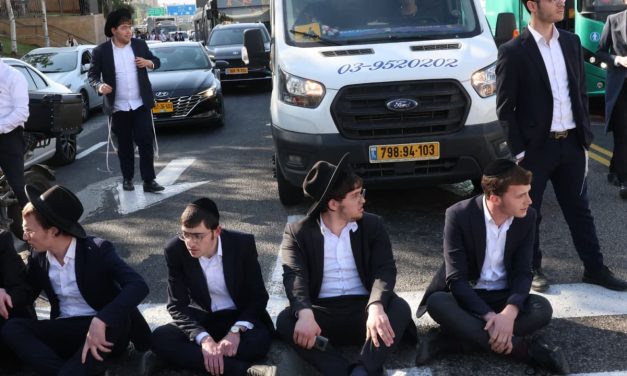 WATCH: Anti-draft haredi Jerusalem Faction holds protest at Chords Bridge