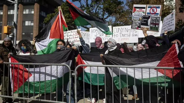 Anti-Israel protesters clash with Jews outside Brooklyn synagogue