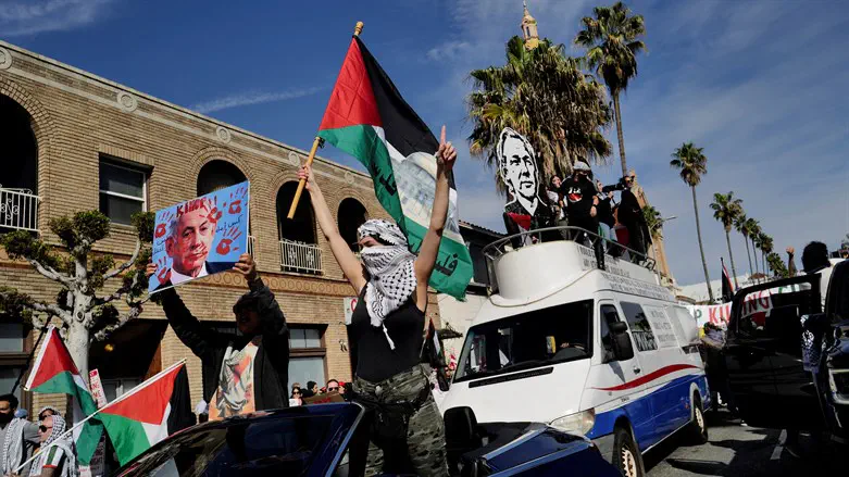 ‘Whooped the Zios’ | Man who attacked Jew near LA synagogue charged with federal crime