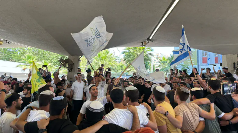 Hesder students warn of halachic and spiritual difficulties, urge rabbinic intervention