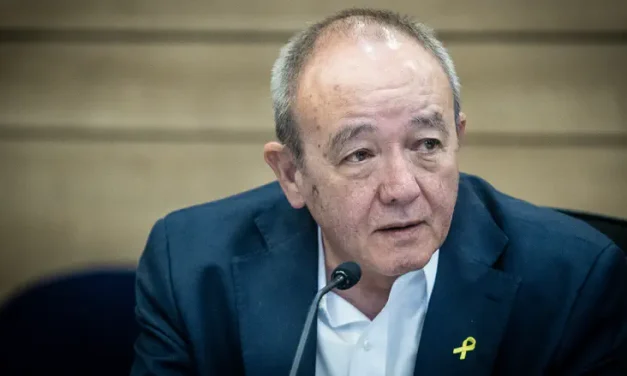 Former navy chief backs dismissal of former MAG and warns of regional escalation