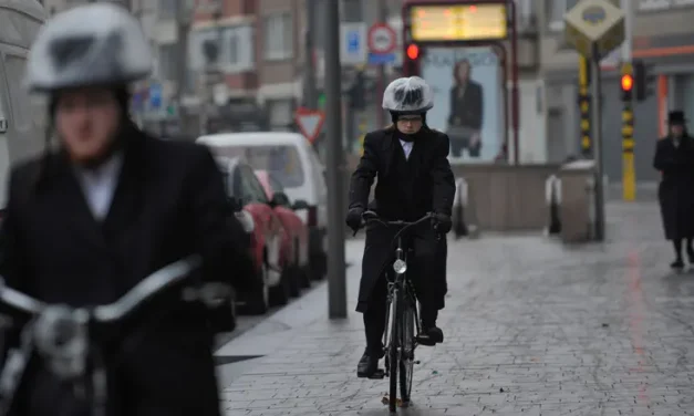 ‘A terrible decree’ | Antwerp’s Jews gather in protest and prayer for indicted mohels