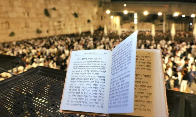 Over 100,000 celebrate Shavuot at Western Wall Plaza