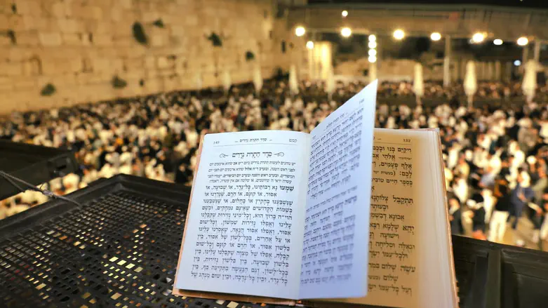Over 100,000 celebrate Shavuot at Western Wall Plaza