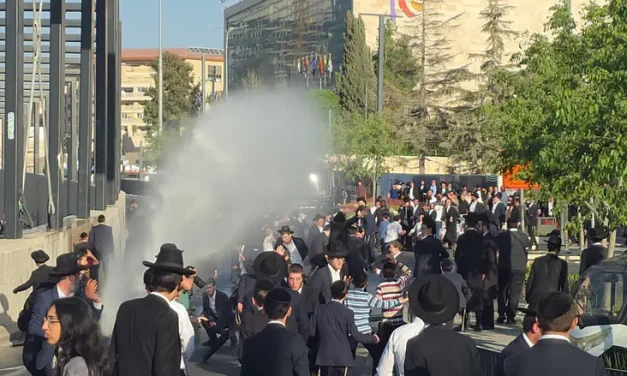 End To Skunk Trucks: Knesset bans chemicals in police water cannons