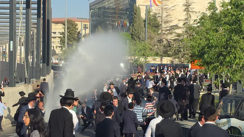 End To Skunk Trucks: Knesset bans chemicals in police water cannons