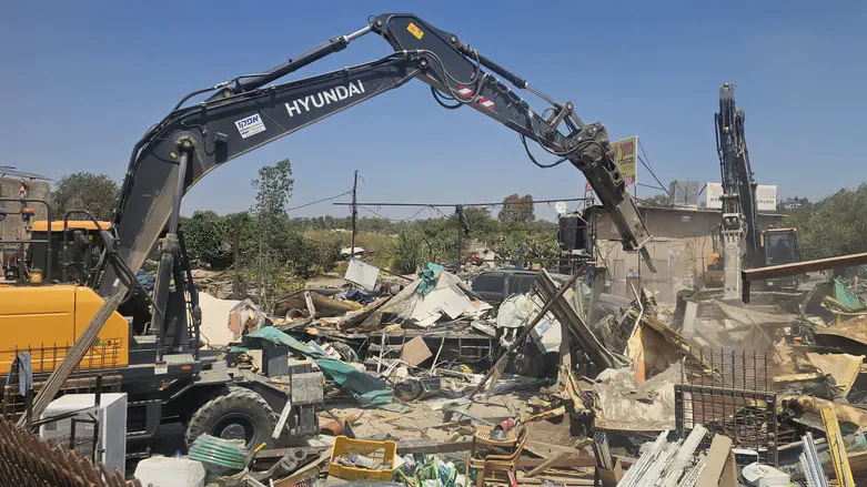 Illegal Arab structures demolished near Ariel