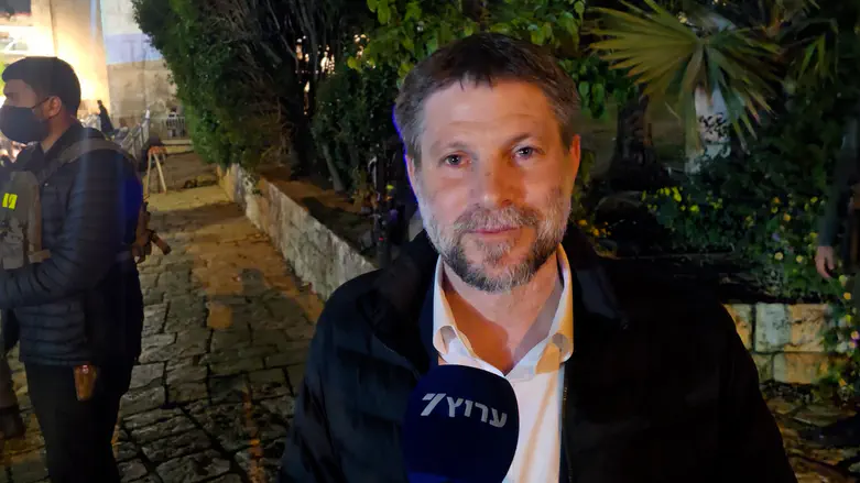 Minister Smotrich in Hebron: We’re determined to win, praying for success