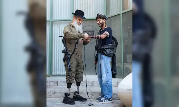 Gun and Prosthetics: War amputee puts on tefillin after losing both legs
