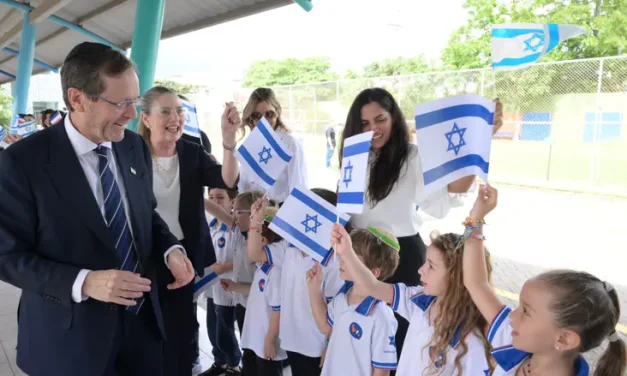 Herzog meets Costa Rica’s Jewish community during official visit