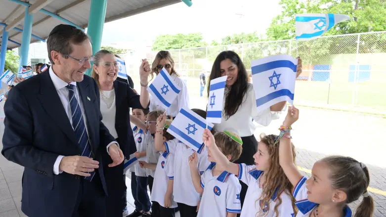 Herzog meets Costa Rica’s Jewish community during official visit