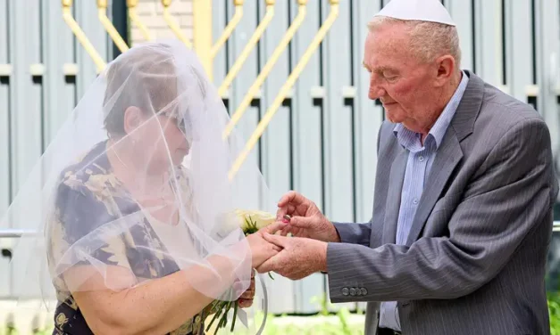 Following ceasefire, mass Jewish wedding held in Kyiv – including a 92-year-old couple