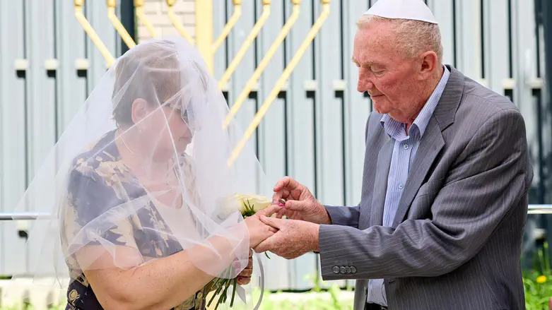 Following ceasefire, mass Jewish wedding held in Kyiv – including a 92-year-old couple