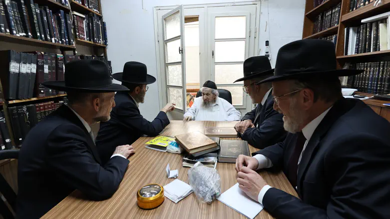 Political drama: Rabbi Lando rules in favor of dissolving the Knesset
