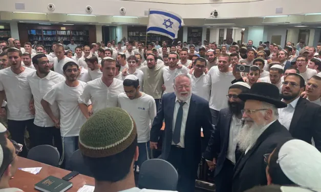 Watch: Thousands celebrate Jerusalem Day at Yeshivat HaKotel