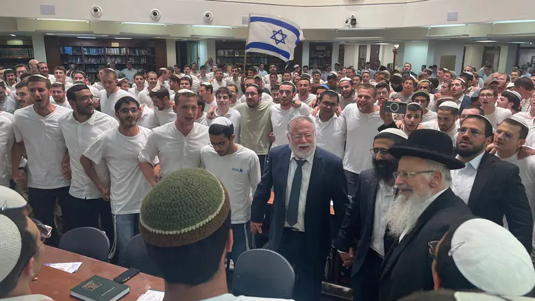 Watch: Thousands celebrate Jerusalem Day at Yeshivat HaKotel