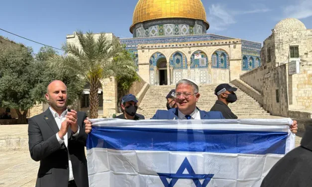 Watch: Minister Ben Gvir waves an Israeli flag on the Temple Mount