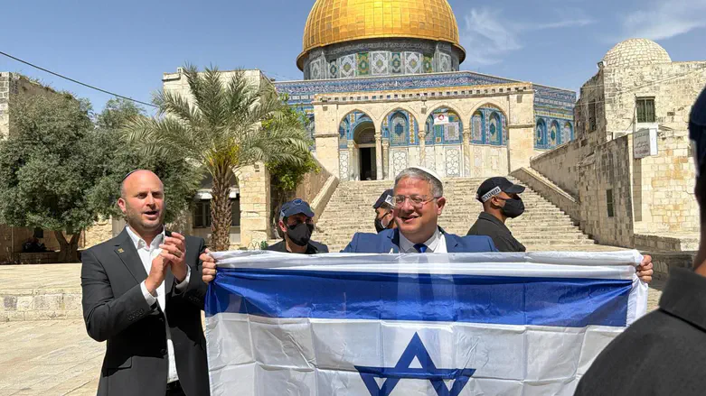 Watch: Minister Ben Gvir waves an Israeli flag on the Temple Mount