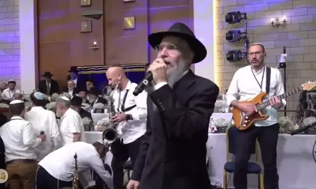 Watch: Avraham Fried electrifies the crowd at Mercaz HaRav Yeshiva