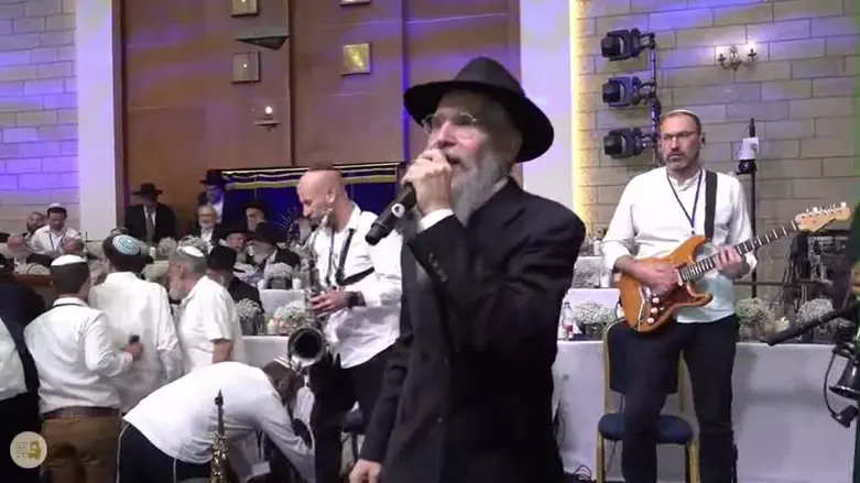 Watch: Avraham Fried electrifies the crowd at Mercaz HaRav Yeshiva