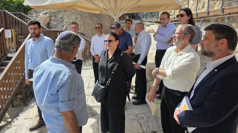 Finance Ministry leaders hold professional tour for Jerusalem Day