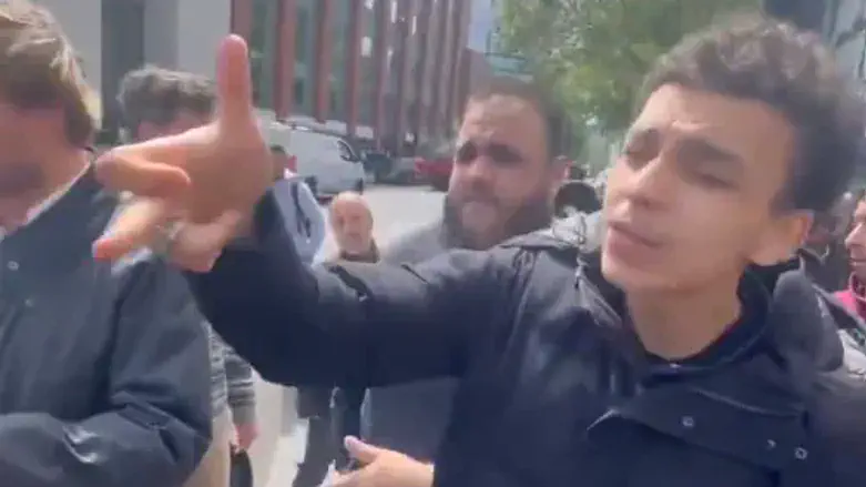 London: Police searching for man who threatened to behead Jews