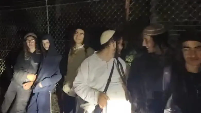 Early this morning right-wing activists chained themselves to the Syrian border