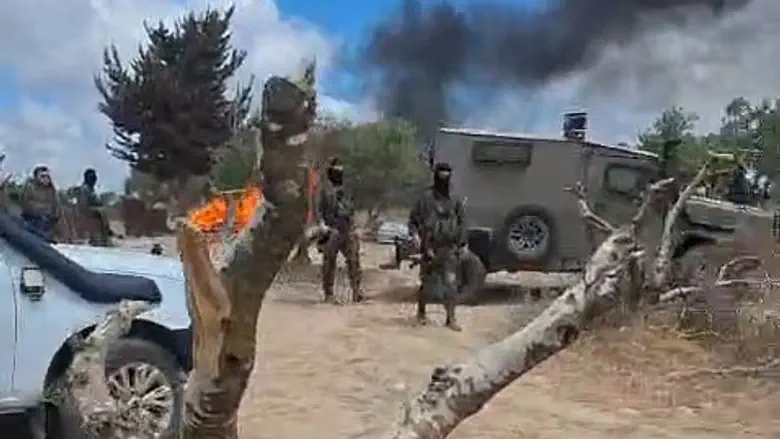 Residents claim: Police set fire to outpost on Shabbat