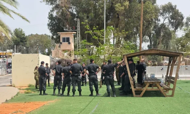 Protests outside Prison 10: Dozens come to support combat soldier