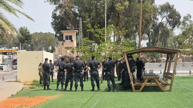 Protests outside Prison 10: Dozens come to support combat soldier