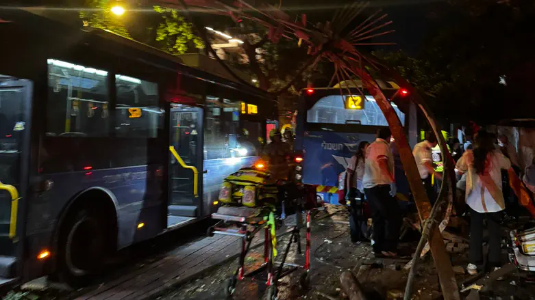 Child critically injured and others seriously hurt in bus crash on Dizengoff Street